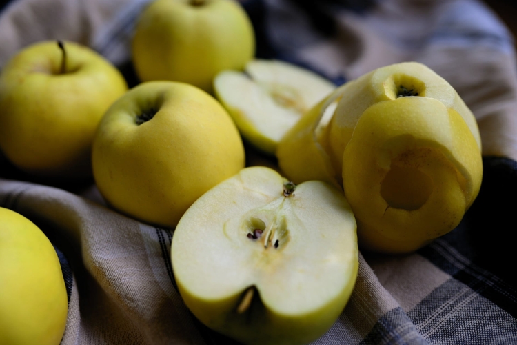 apples-g36364f1b7_1920.jpg